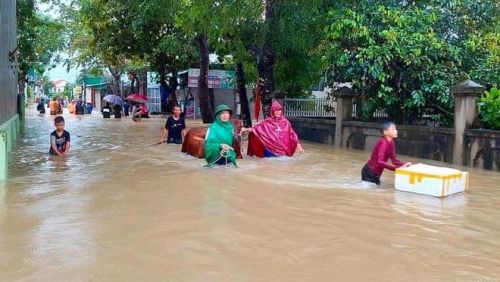 Thương lắm bà con ơi! Nhiều tỉnh Miền Trung ngập trong biển nước